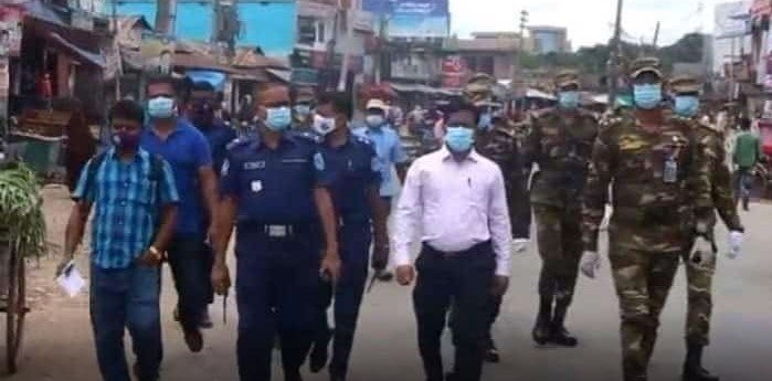 পলাশবাড়ীতে কঠোর লকডাউন বাস্তবায়নে মাঠে সেনা ও পুলিশ পলাশবাড়ীতে কঠোর লকডাউন বাস্তবায়নে মাঠে সেনা ও পুলিশ
